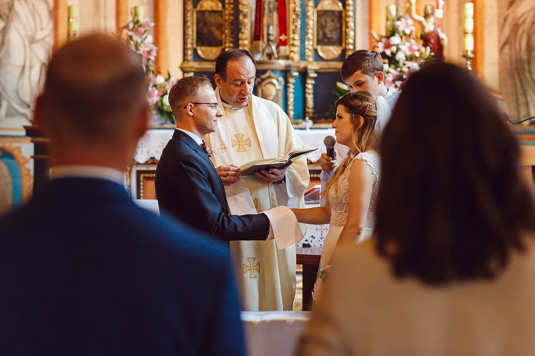 Ślub w drewnianym kościele