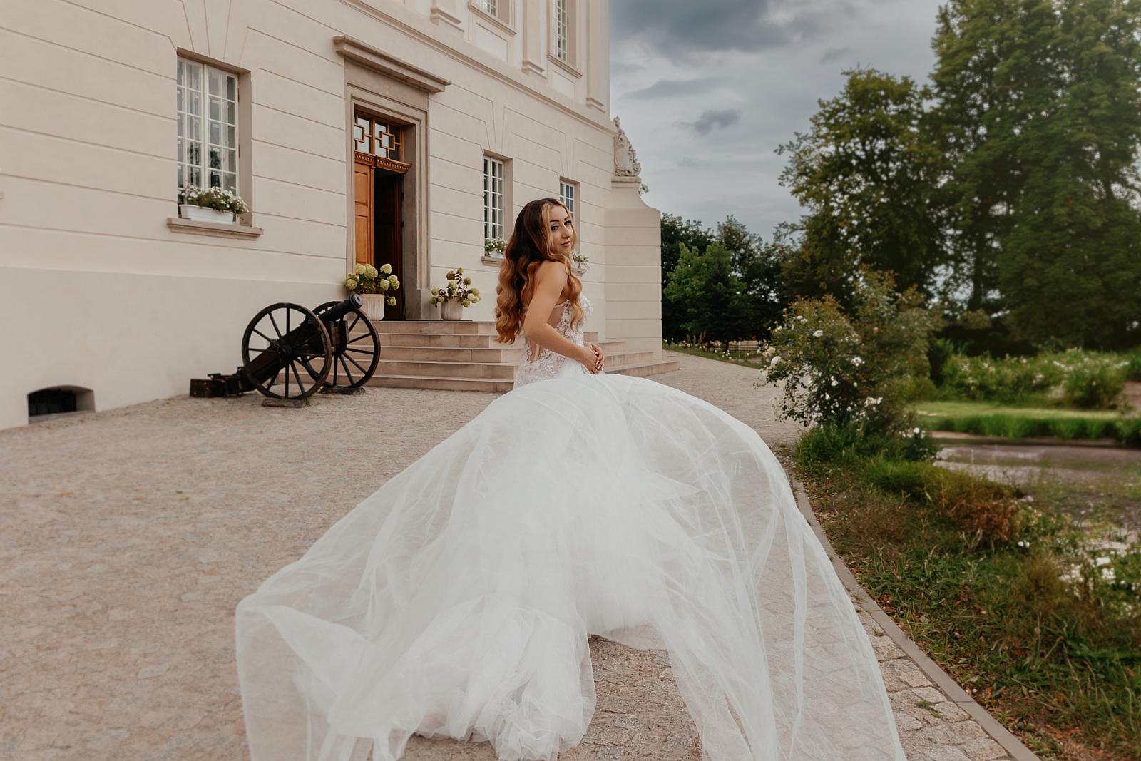 Sesja ślubna w Pałacu w Kurozwękach – bajkowa sceneria i wyjątkowe emocje