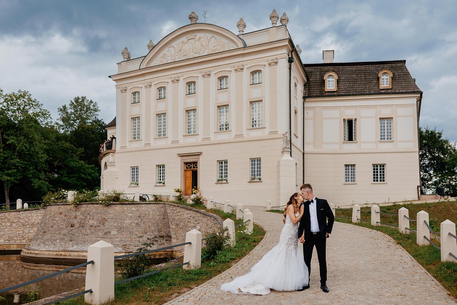 pałac w Kurozwękach fotografia ślubna Tarnów bialaramka