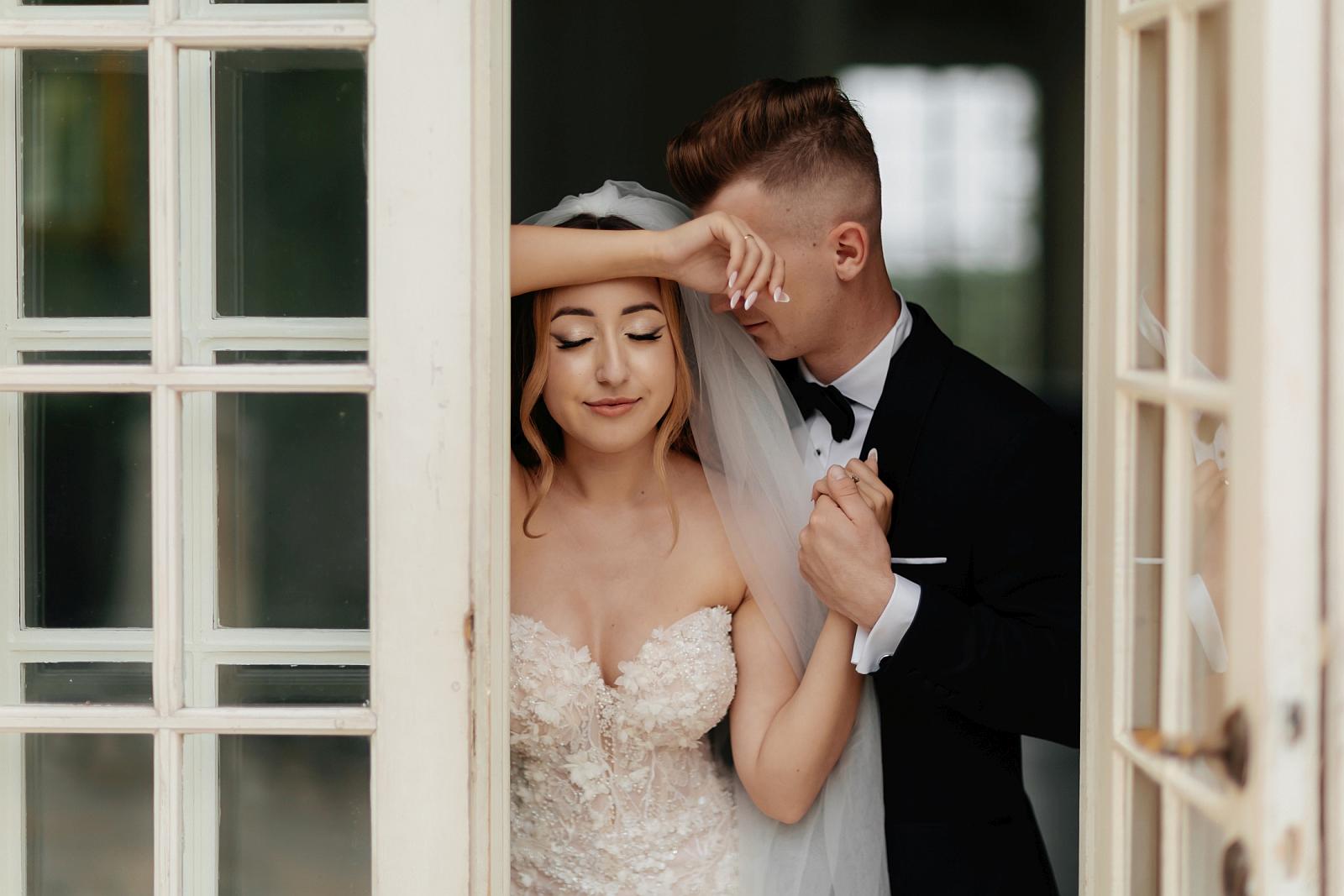 pałac w Kurozwękach fotografia ślubna Tarnów bialaramka